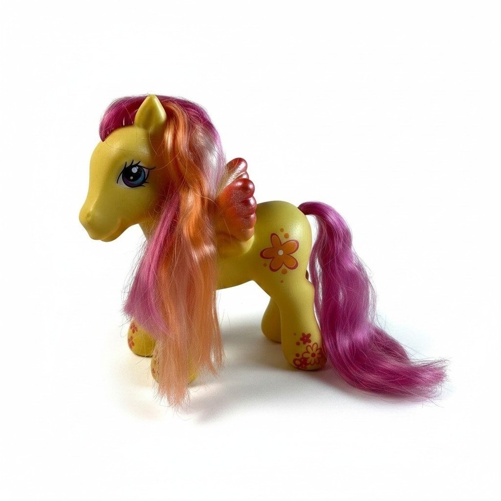Hasbro My Little Pony G3 Yellow Pegasus Glitter Wings Flower Cutie Mark 2005